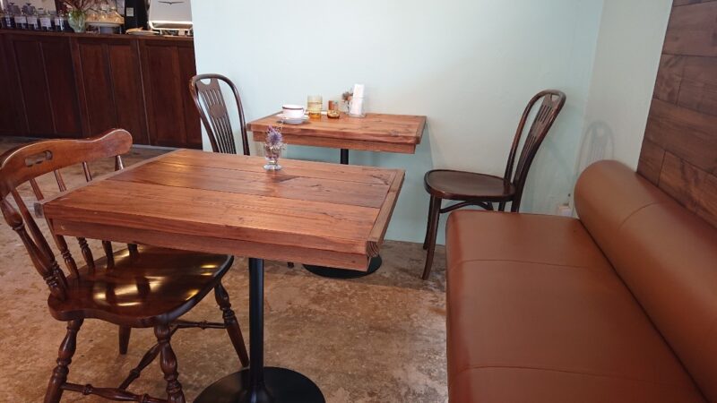 珈琲ロマン沖縄市上地中の町のテーブル席
