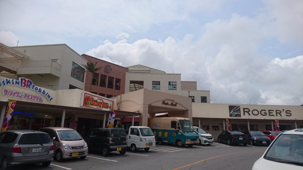 シェーキーズプラザハウス店沖縄市久保田の駐車場