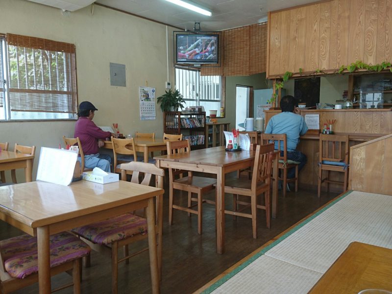 沖縄市園田たんぽぽ食堂の店内