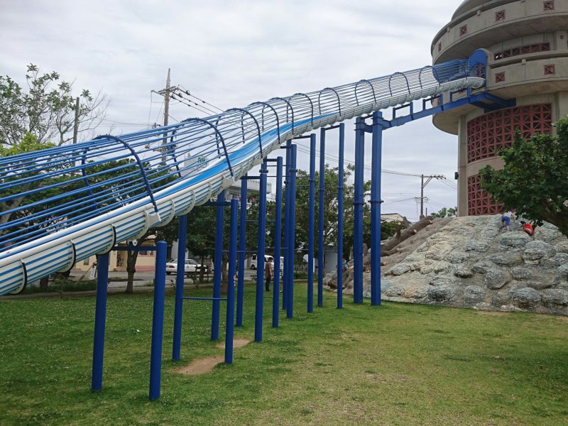 沖縄市海邦マンタ公園の大型滑り台