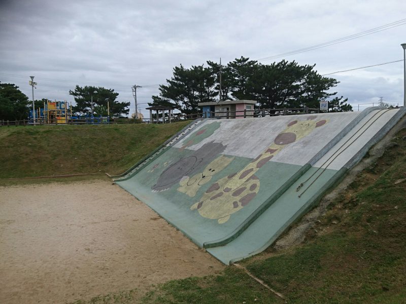 コザ運動公園アスレチック広場沖縄市諸見里の大型すべり台