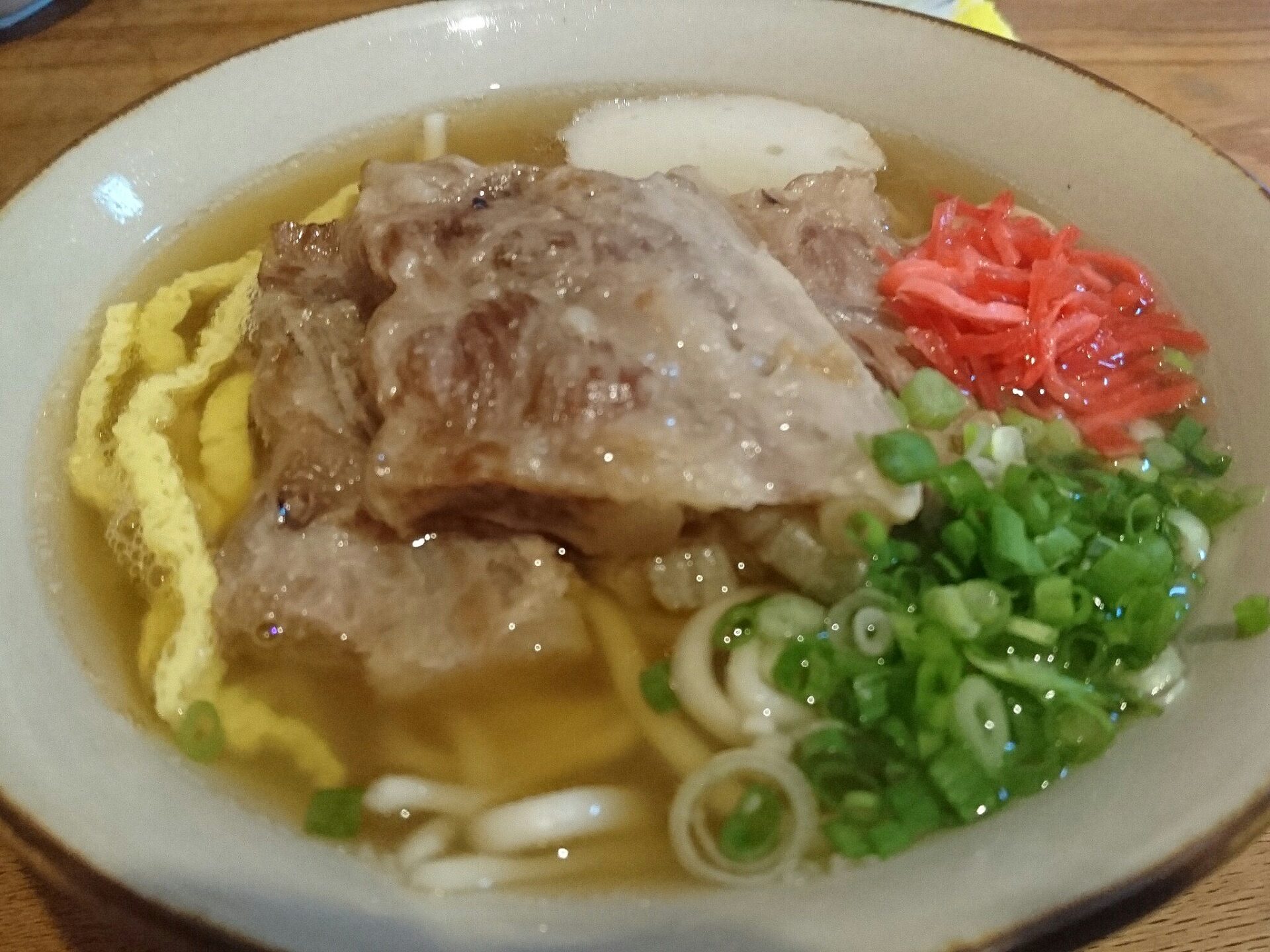 【なーざと家】ドカツオ出汁とトロトロの軟骨ソーキそばが人気の沖縄そば屋。 イザ☆コザ