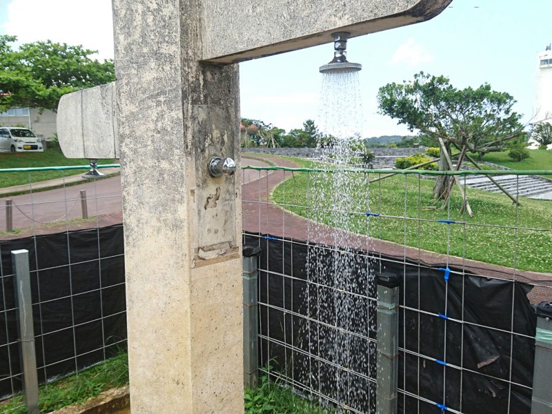 沖縄市倉敷ダムのシャワー