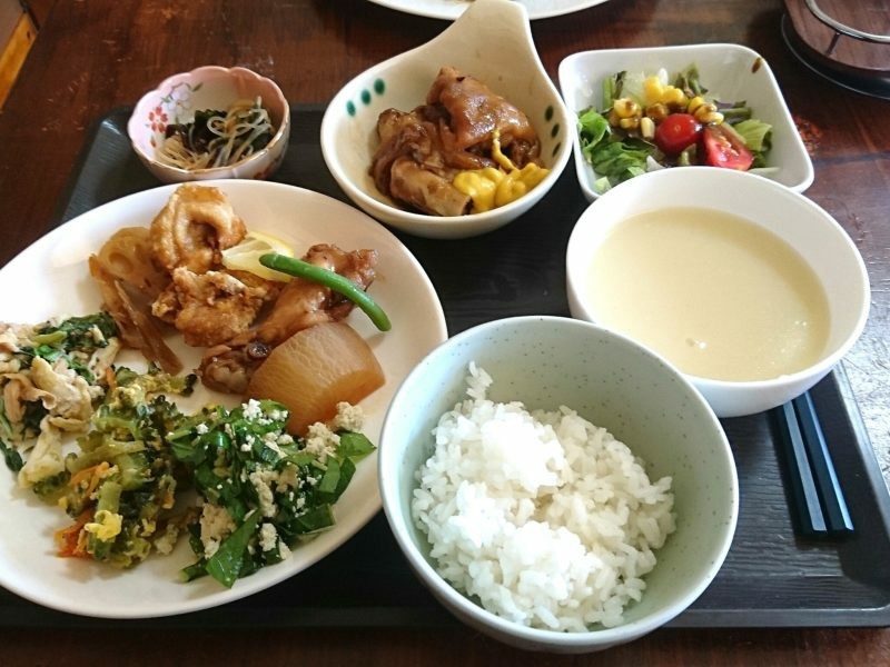 沖縄市与儀バレイズカフェのランチバイキング