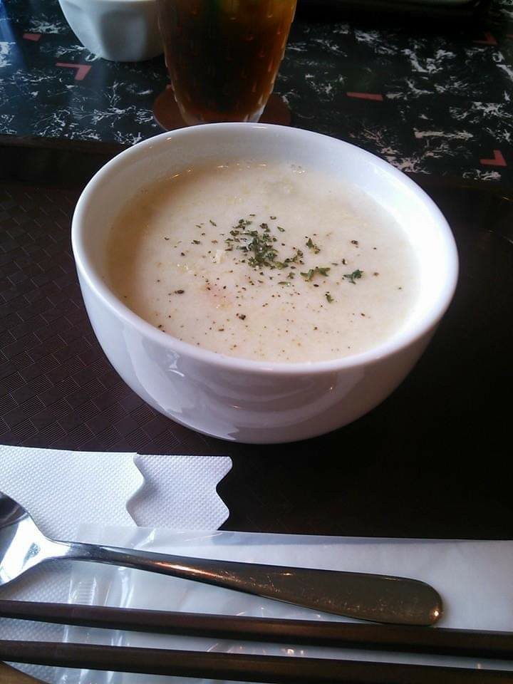 沖縄市松本ごはん屋デイリースプーンのタマネギのポタージュスープ