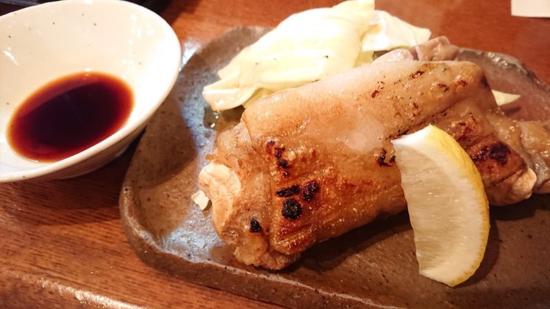 沖縄市高原火然(びぜん)の豚足塩焼き