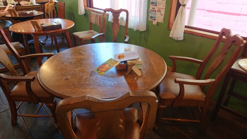 沖縄黒糖カレーあじとや沖縄市泡瀬のテーブル席