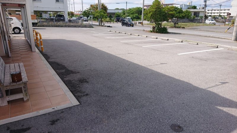 ハイウェイドライブイン沖縄市登川の駐車場