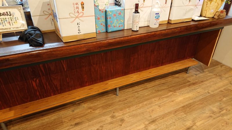 路地裏キッチンよねまる沖縄市中の町の店内