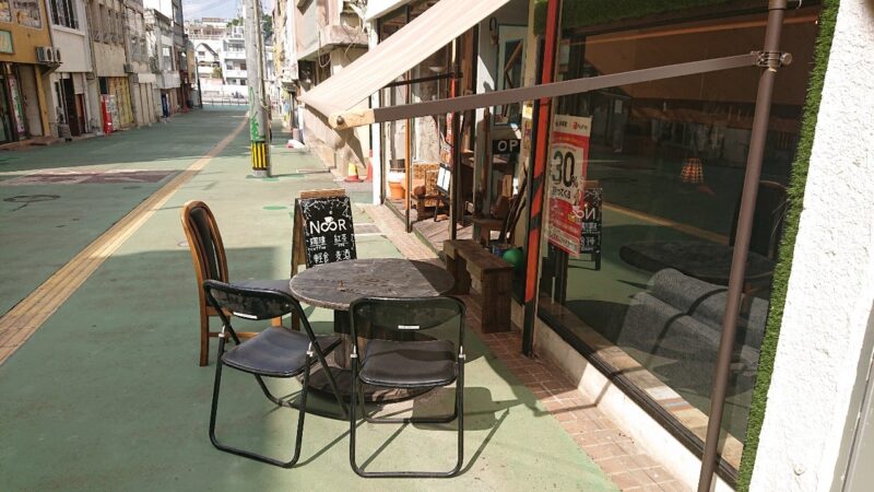cafeNooR（ノア）沖縄市銀天街の店内