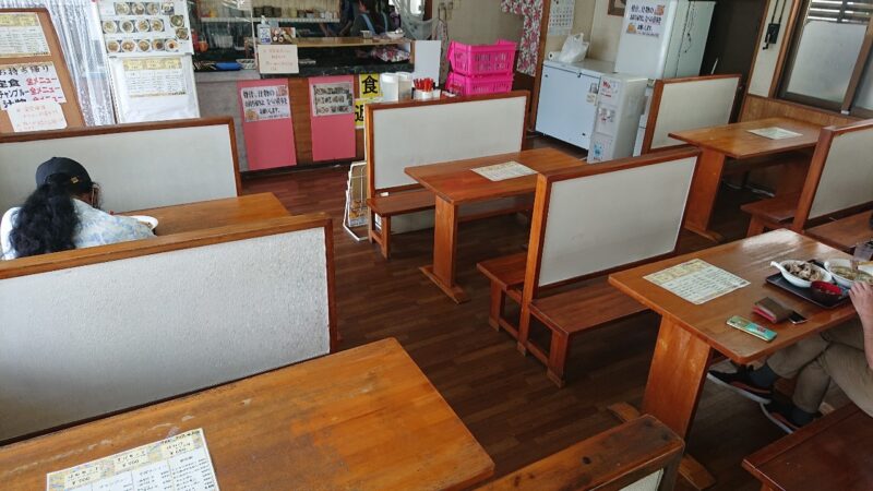 味処まるなが沖縄市海邦のテーブル席