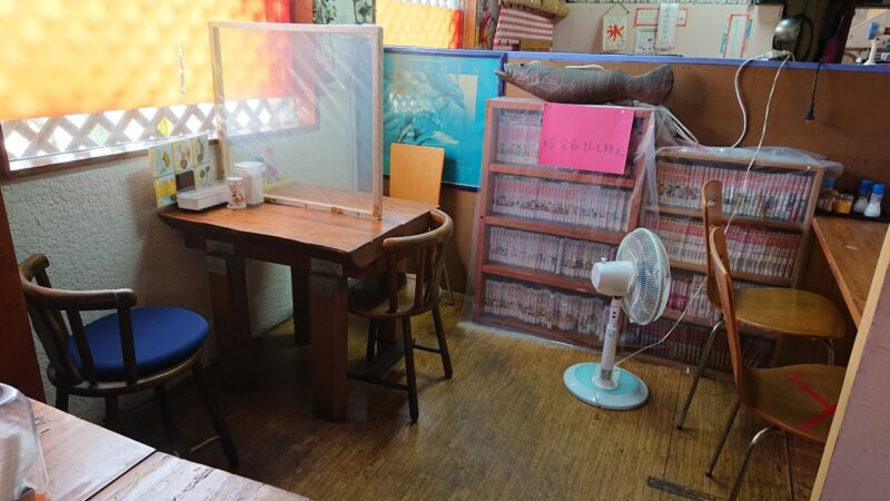 ポプリ沖縄市中央のテーブル席とマンガ