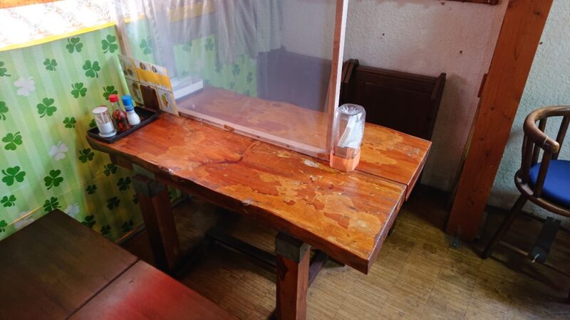 ポプリ沖縄市中央のテーブル席