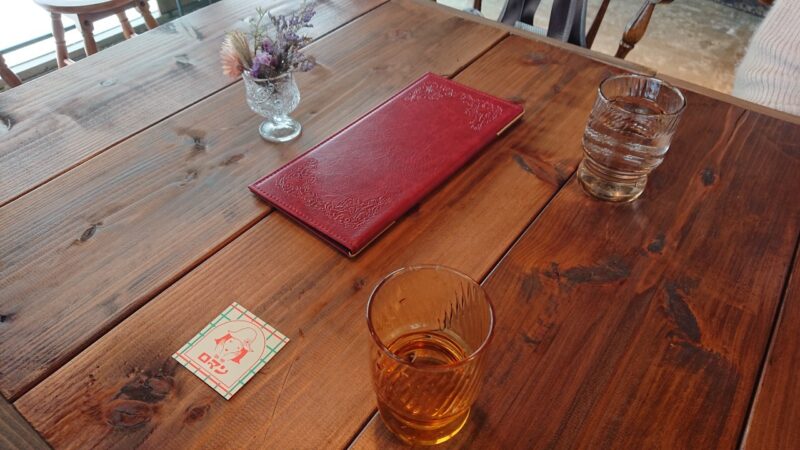 珈琲ロマン沖縄市上地中の町のテーブル